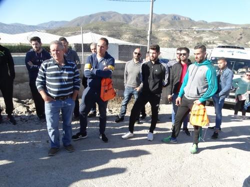 Parte de los asistentes al bajar de uno de los autobuses.
