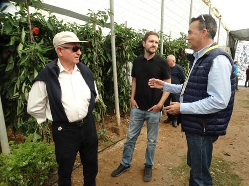 Javier Achon resuelve dudas a agricultores asistentes al evento.