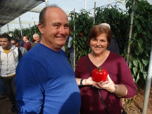 Una pareja de agricultores con una pieza de Amparo.
