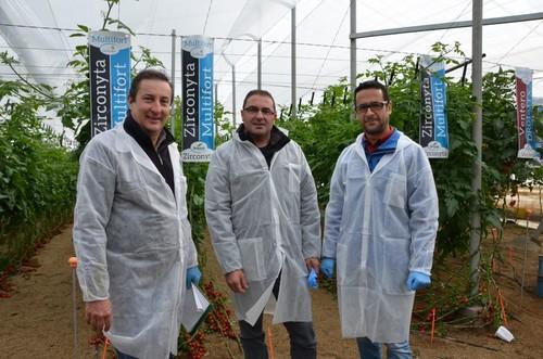 Jesús Joya con algunos productores de tomate.
