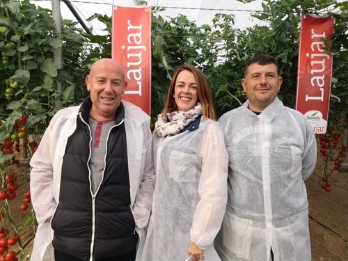 Amelia Martínez con dos agricultores.