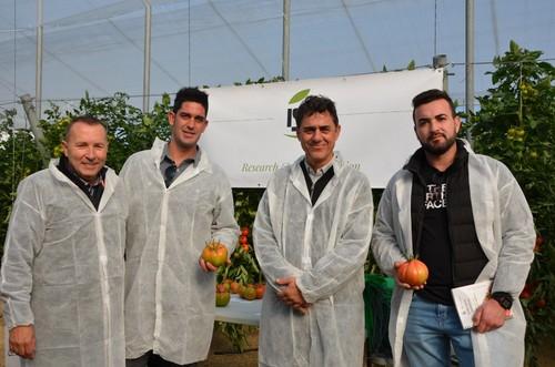 Albert Alcón, izquierda, junto a agricultores de Cádiz