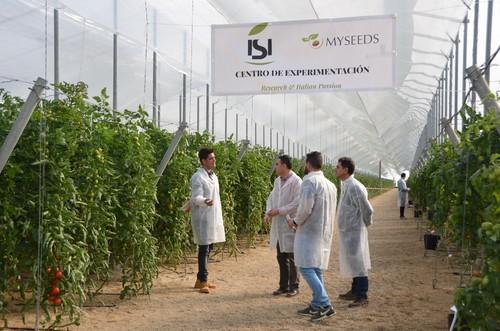 Numerosos agricultores se han pasado por la finca de Níjar para conocer las variedades de esta casa de semillas