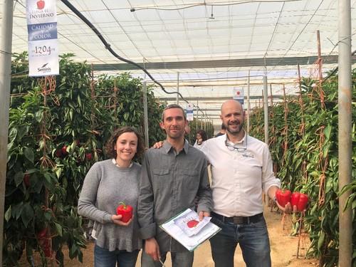 Comerciales de Seminis posando junto a SV1204PB.