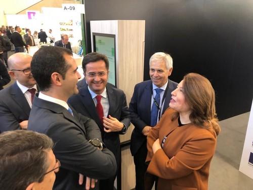 El alcalde de Almería conversa con la consejera.