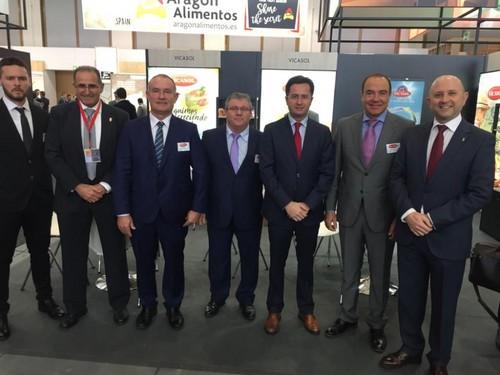 Visita de los representantes del Gobierno ejidense en el expositor de Vicasol.