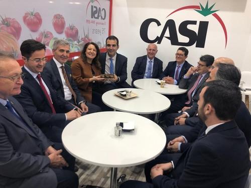 La consejera de Agricultura en el expositor de CASI.