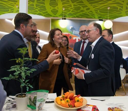 La consejera de Agricultura de la Junta de Andalucía en el expositor de Cooperativa La Palma.