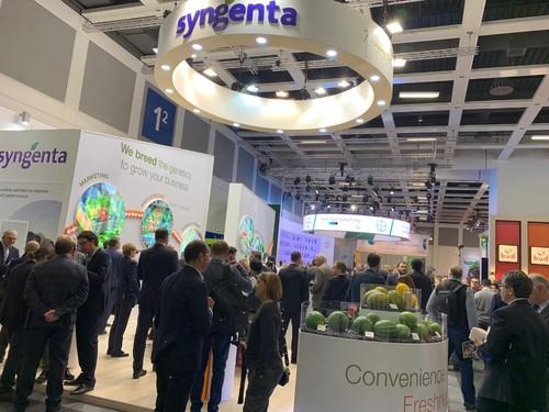 El expositor de Syngenta lleno de visitantes.