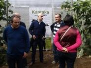 Técnicos y agricultores hablando sobre Kantaka.