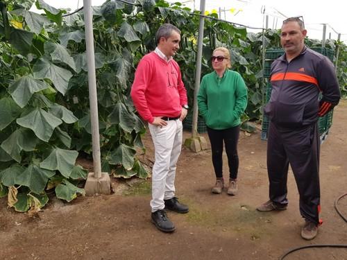 Germán Victoria comenta con algunos asistentes.