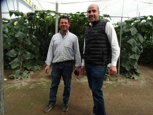 Carlos Fernández, de Fitó (dcha.) con uno de los agricultores asistentes.