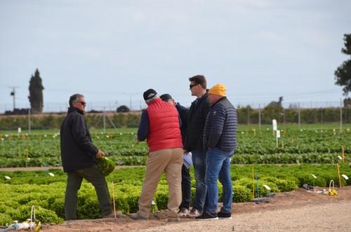 Santiago Gastón de Iriarte junto a varios clientes