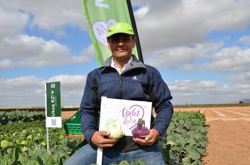 Hernández también dio a conocer las nuevas coles picudas, una de ellas, de color púrpura