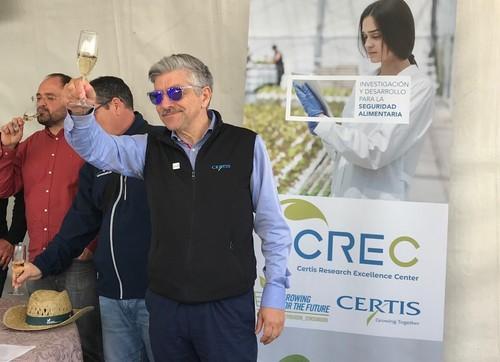 Pedro Juan Serna brindando tras el discurso de inauguración