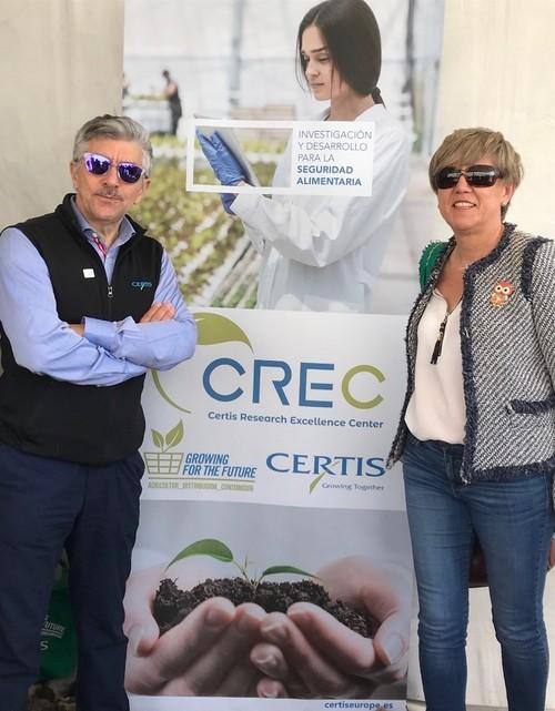 Pedro Juan Serna, director general de Certis España, junto a Mari Carmen Galera, directora general de TECNOVA