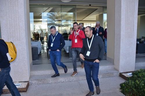 Asistentes a la llegada al acto.
