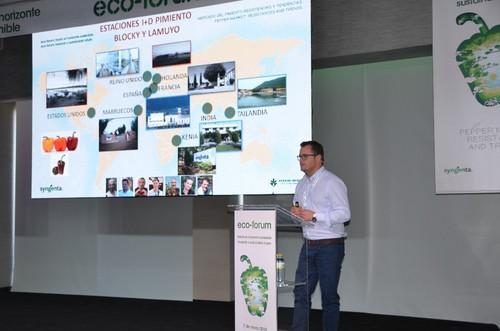 Víctor Domínguez, del equipo de breeding de pimiento.