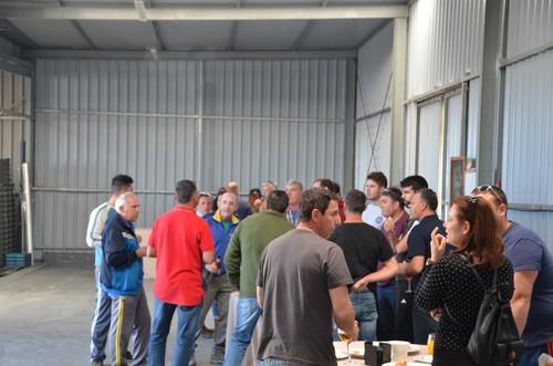 Tras la visita, los agricultores y técnicos disfrutaron de un aperitivo en una nave aledaña a la finca.