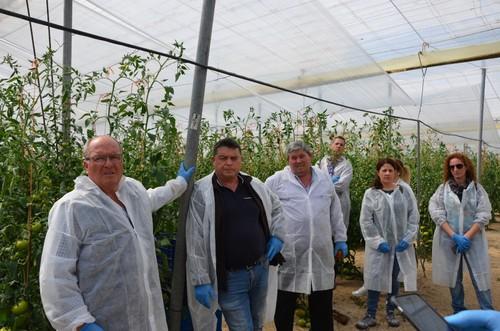 Varios agricultores intercambiando ideas acerca de la variedad