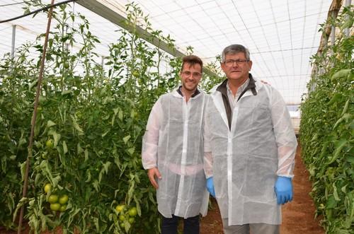 Juanjo García, de Rijk Zwaan, junto a un agricultor