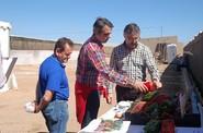 Javier López y Alberto Domingo, de Rijk Zwaan, junto a uno de los agricultores participantes.