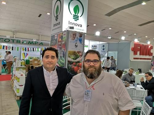 José Parra, de Isi Sementi, con su distribuidor.