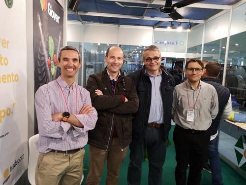 Espacio expositor de Campoes, distribuidora de suministros agrícolas, con representantes de empresas