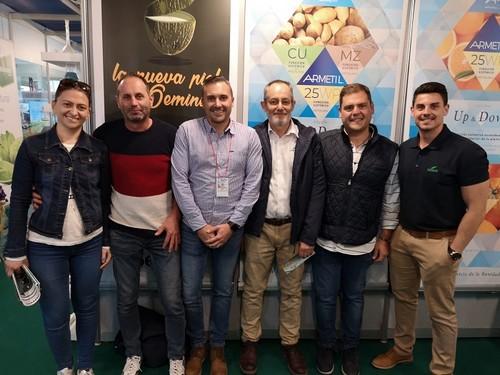 Equipo de Seminis con su distribuidor y clientes.