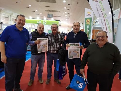 Una parte de equipo de Seminis con sus clientes.