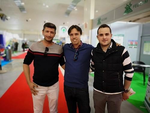 Roberto Sabando (en el centro) de Ramiro Arnedo, con amigos.