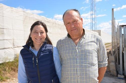 Beatriz Palmero, de HM.CLAUSE, con Miguel Rodríguez, propietario de una de las fincas que visitaron.