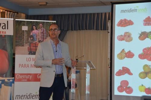 Miguel García, responsable de Marketing de Meridiem Seeds, informando sobre el Proyecto Traditom.