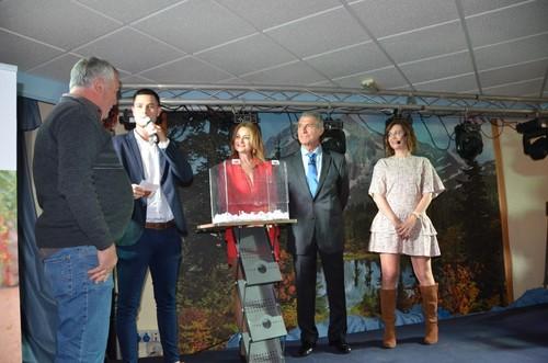 Momento de entrega de la hectárea de semilla gratis de Cherruty para el agraciado, el agricultor de la Puebla de Vícar José Manuel Martín.