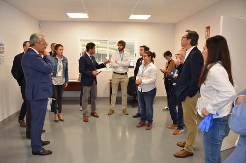 Visita a los laboratorios por parte de las autoridades.