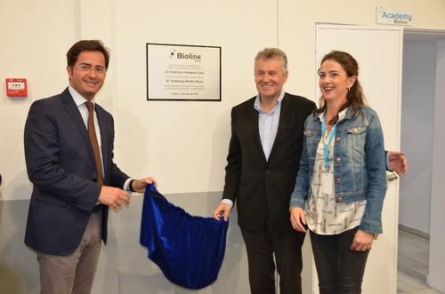 Descubrimiento de la placa inaugural.