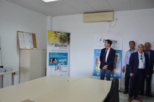 Visitando la zona de oficinas con las autoridades.
