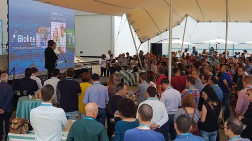 Vista de la presentación del proyecto en unas carpas, junto a la biofábrica.