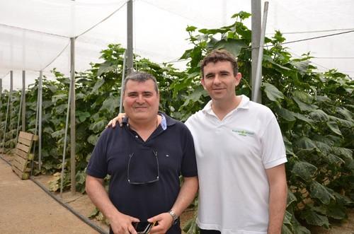 Pablo García, técnico comercial de Ramiro Arnedo, junto a uno de sus compañeros.