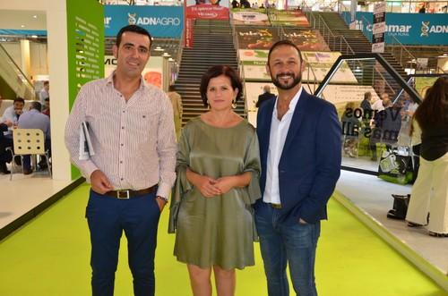 Adoración Blanque, de ASAJA, junto a unos amigos en la feria