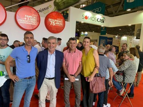 El presidente de CASI, Miguel Vargas, con miembros de la cooperativa en su stand.