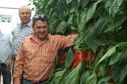 El agricultor Manuel Guerrero junto a otros de los visitantes.