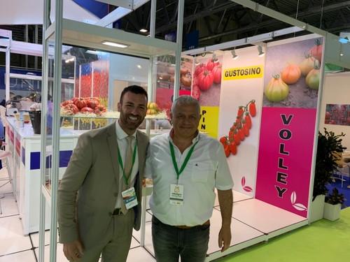 Emanuele Brancati, breeder de Eugen Seeds, con un compañero.