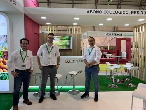 De izquierda a derecha, Carlos Pérez, director comercial de Hemostar; Stefano Molinari, director técnico de I+D, y Ramón Espuña, delegado comercial.