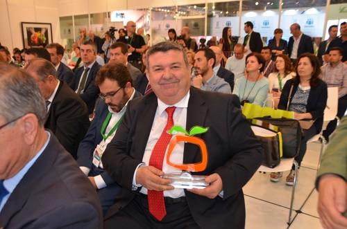 José Antonio Gutiérrez, director de fhalmería, con su premio