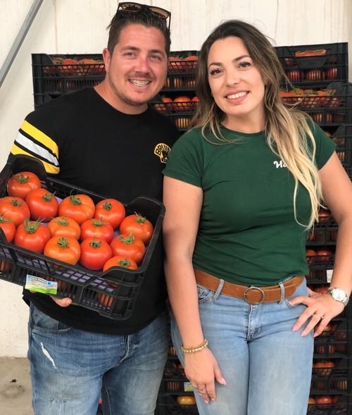 Anabel Pérez junto al dueño de la finca y una caja de Beef Corredor.