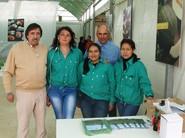 Julián Sabando, socio de Ramiro Arnedo, con personal de la empresa de La Aparecida.