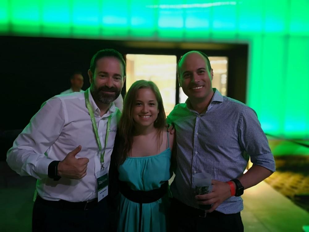 Javier Bernabeu, director de marketing de Idai Nature junto a Sandra Andueza, responsable de marketing internacional de Tradecorp y su compañero.