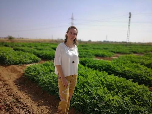 María Gómez posando para FHALMERÍA en la finca de investigación de Intersemillas
