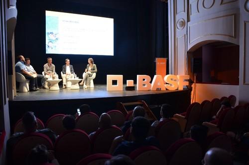 Mesa redonda con expertos del sector.